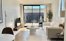 Modern City Townhouse & Gated Car Park